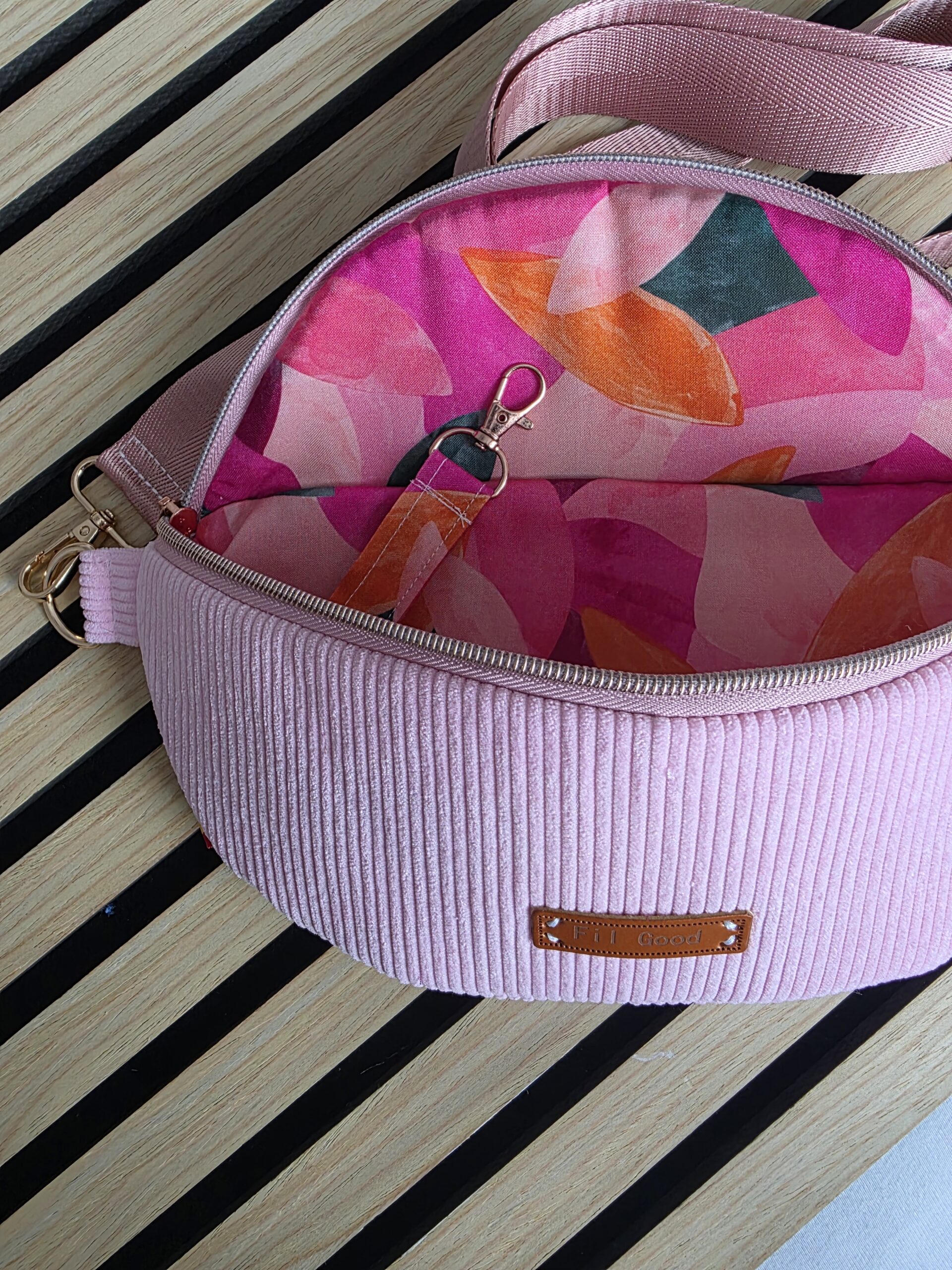 Small Crossbag en velours rose – Image 3